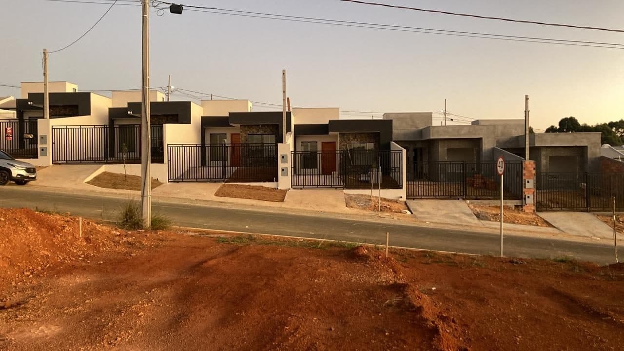 Rua do Residencial Cidade Jardim ao entardecer, com as casas entregues