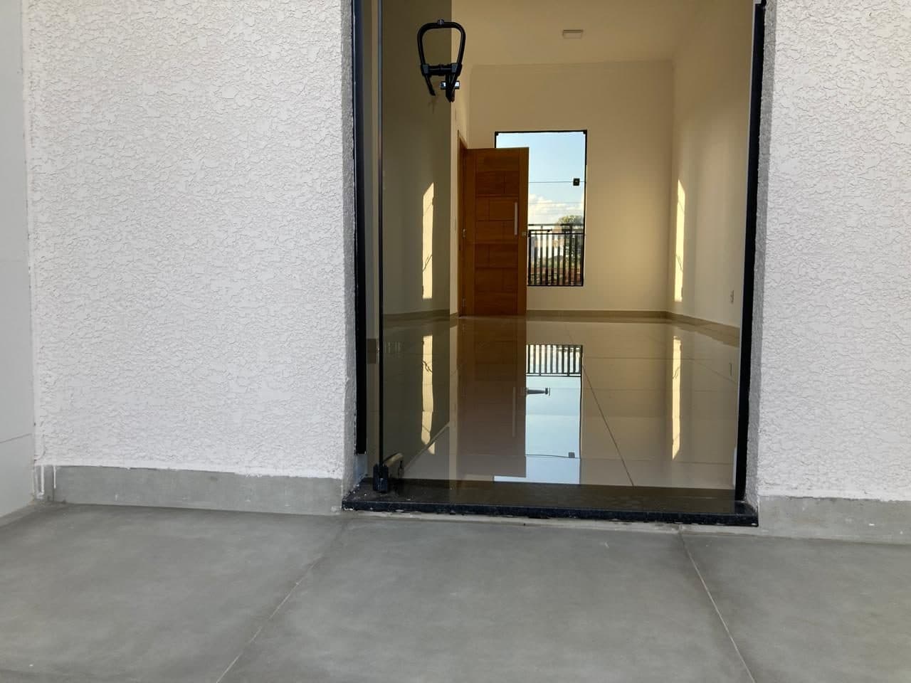 Área social integrada de casa do Vila Marly, com porcelanato do piso