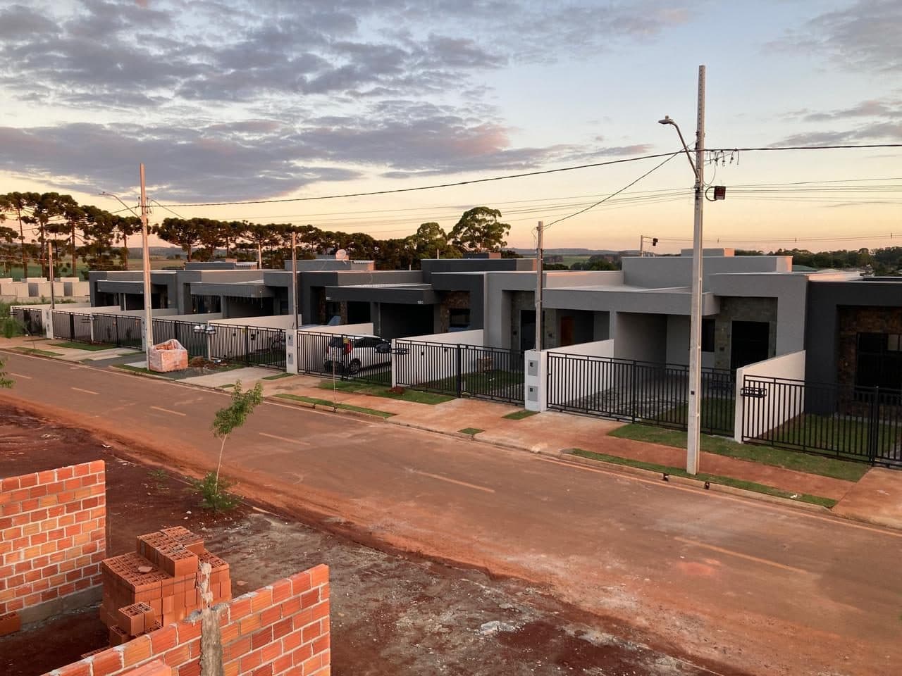 Rua do Residencial Vila Marly ao entardecer, com as casas entregues